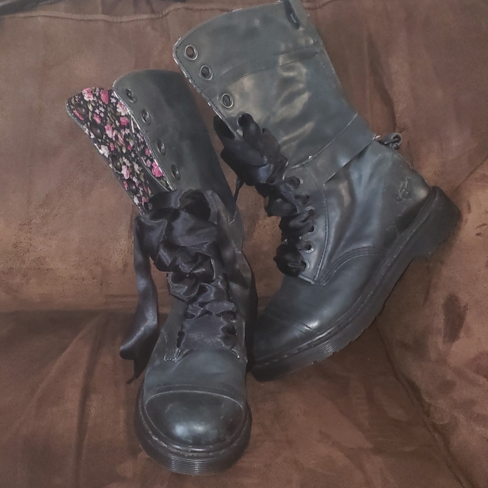 Dr Martens Triumph Boot